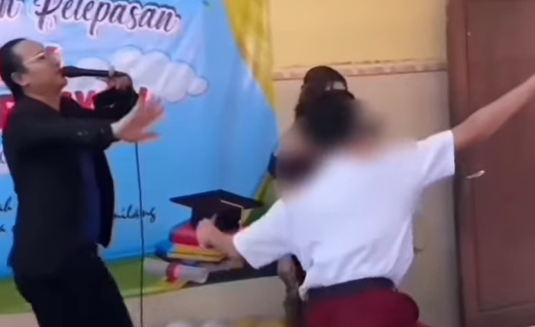 Siswa SD di Tulungagung yang tengah menyawer seorang biduan saat acara perpisahan sekolah viral di media sosial.