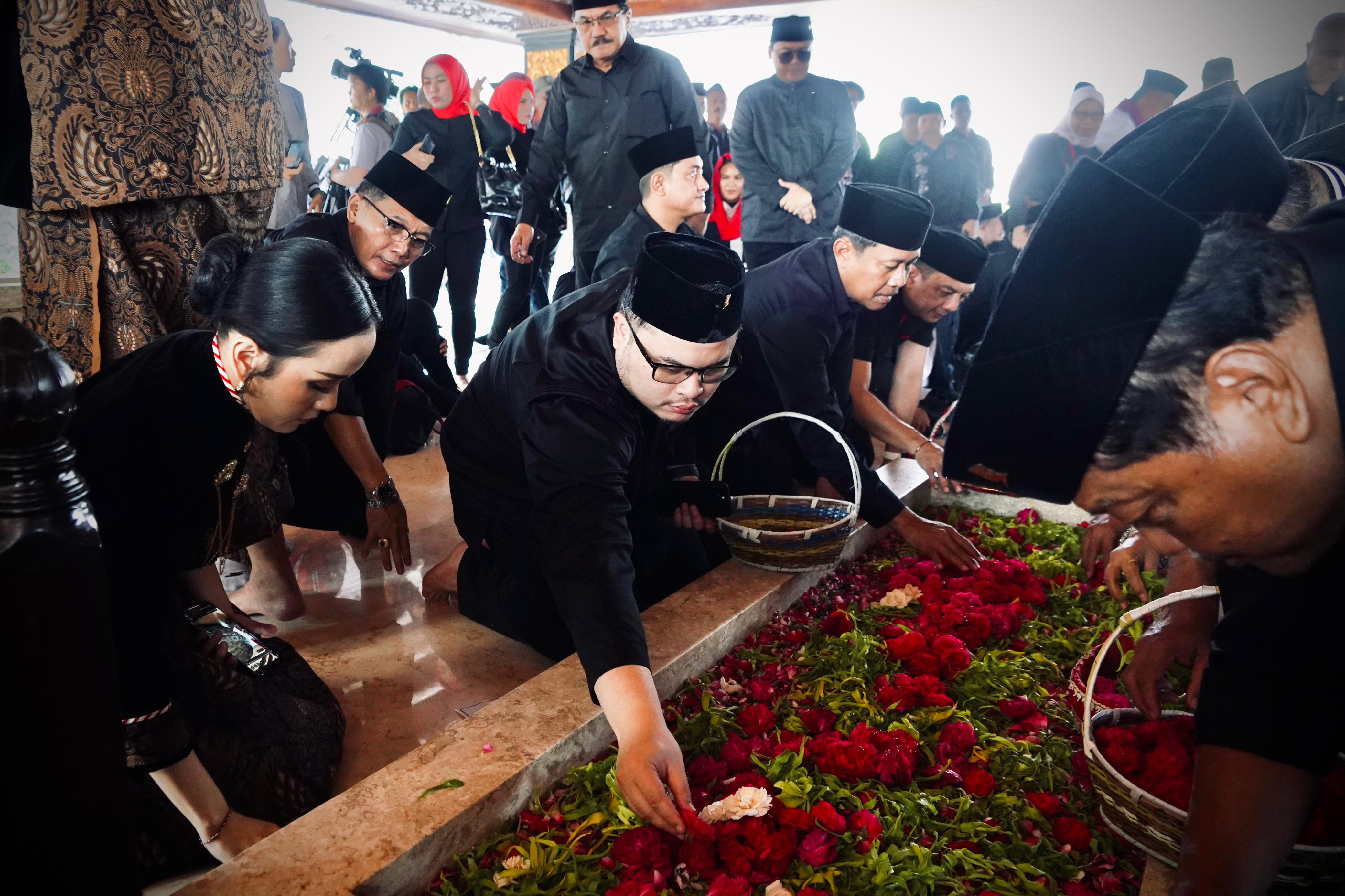 Bupati Kediri Hanindhito Himawan Pramana menghadiri ziarah kebangsaan, peringatan haul ke-55 Bung Karno di Kota Blitar kemarin (21/6).