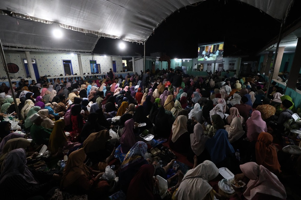 Ribuan jemaah memadati area halaman Ponpes Al Ihsan Jampes untuk mengikuti rangkaian acara haul ke-73 Syaikh Ihsan atau Mbah Ihsan Sabtu (21/6) malam.