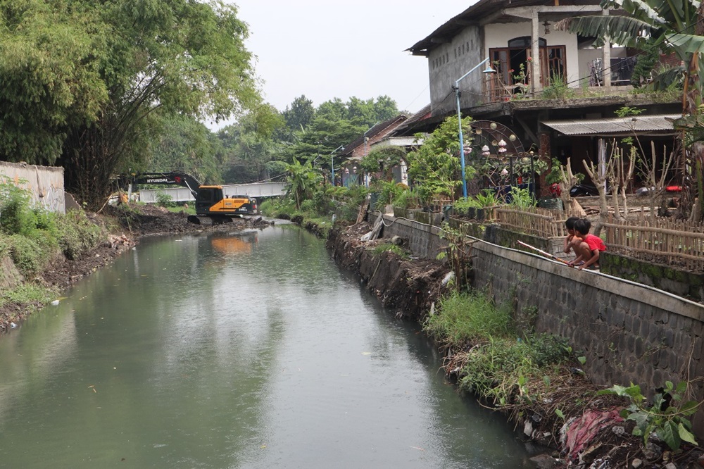 Alat berat melakukan pengedukan di Sungai Parung yang terkena sedimentasi dan pendangkalan.