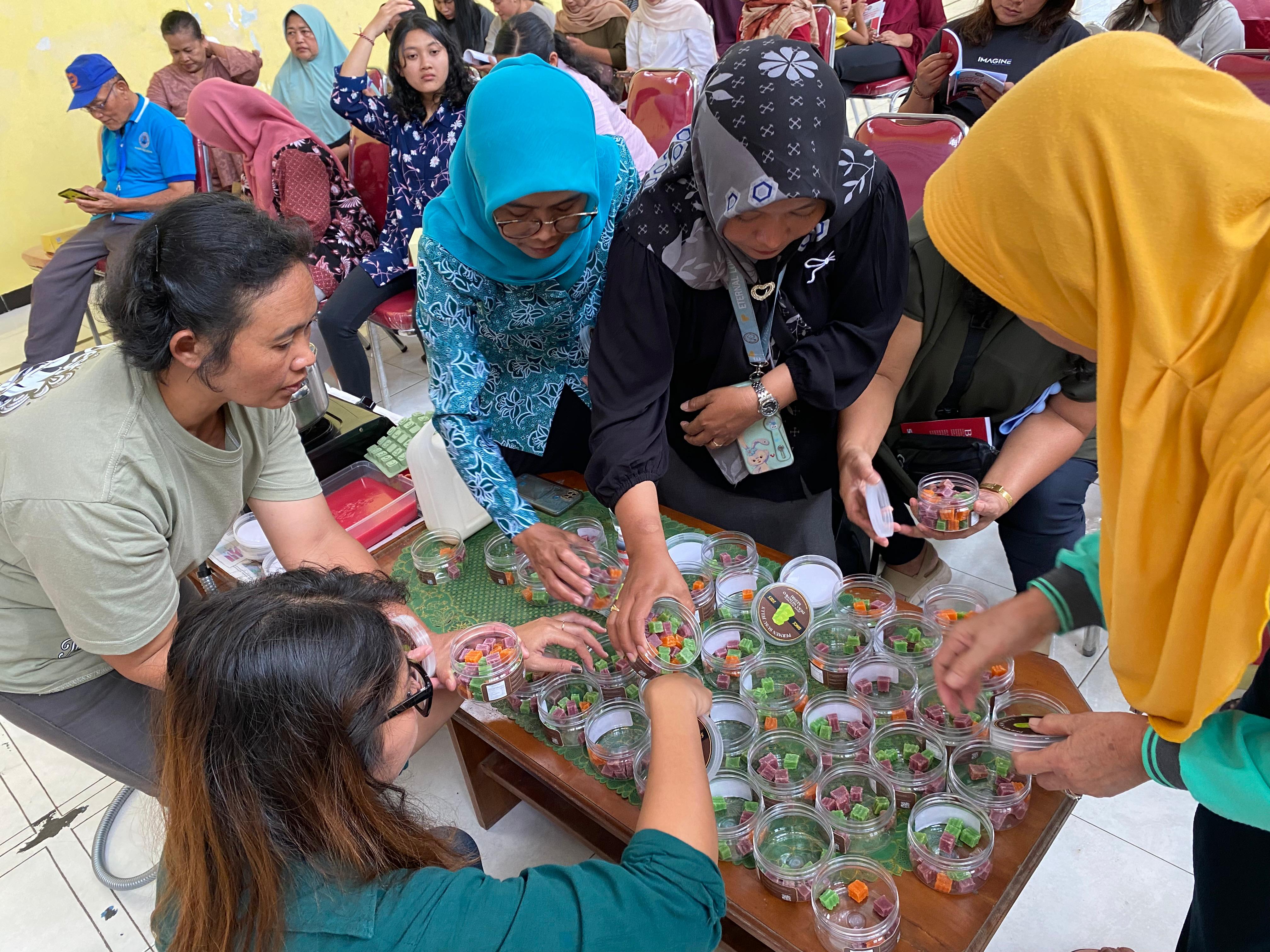 Tim Pengmas FKH Unair Berdayakan Masyarakat Desa Medowo Kediri Melalui Inovasi Permen Susu Jelly