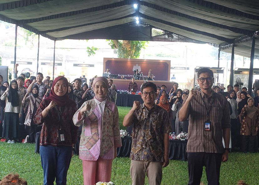 Kepala PwBI Kediri Yayat Cadarajat (dua dari kiri) bersama tiga narasumber foto bersama pada talkshow klik aman konsumen cerdas finansial di Era Digital dalam rangkaian KKM, kemarin.