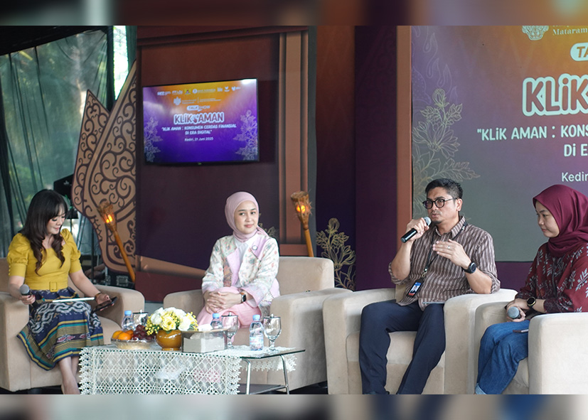 Tiga ahli narasumber mulai dari kanan Fida Syarifa Syfa, Ahmadi Rahman, dan Prita Ghozie mengupas pentingnya konsumen cerdas untuk menghindari dampak risikonya.
