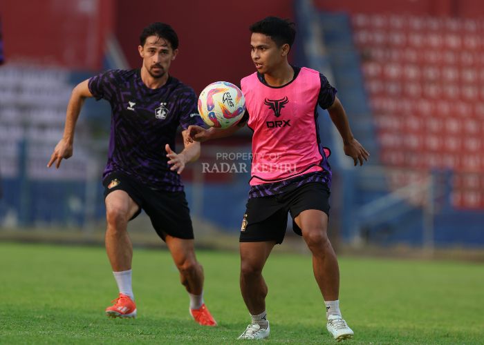 Gavin Kwan dan Irkham Mila, pemain anyar Persik Kediri.
