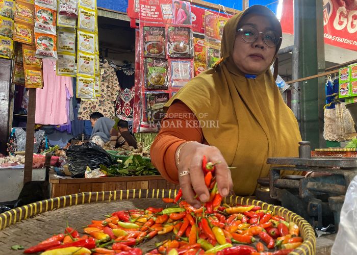 MAKIN PEDAS: Dewi melayani pembeli cabai rawit di lapak jualannya yang ada di Pasar Pahing Kota Kediri. Harga cabai kini tersebut tembus Rp 70 ribu per kg.