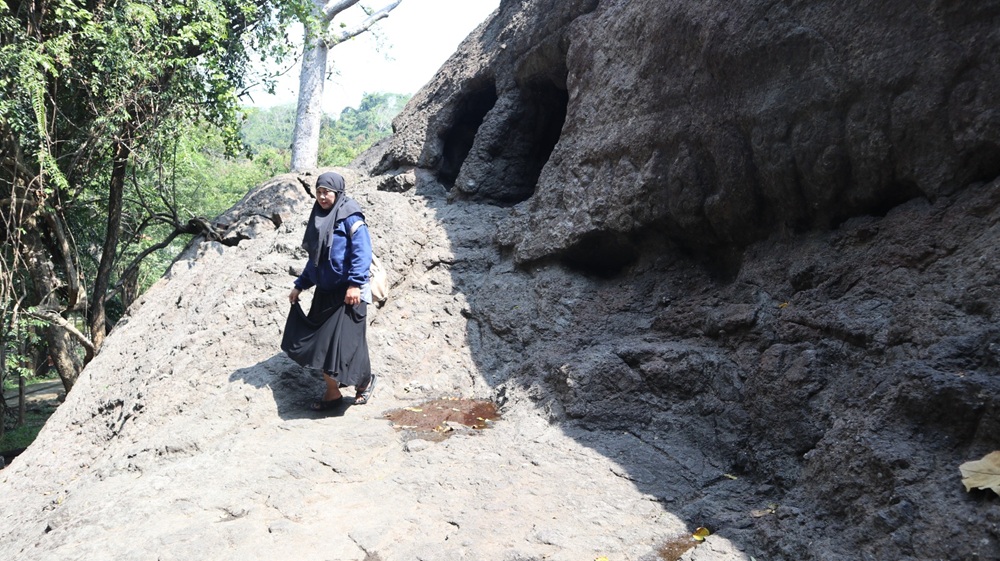 Seorang pengunjung berada di depan Gua Selomangleng Kota Kediri.