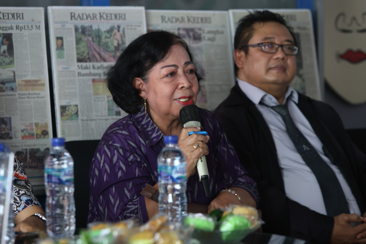 Ketua PHRI Kediri Raya Sri Rahayu Titik Nuryati menyoroti kesiapan daerah untuk menyambut wisatawan yang berkunjung ke Kediri Raya dalam diskusi di Jawa Pos Radar Kediri (19/6).
