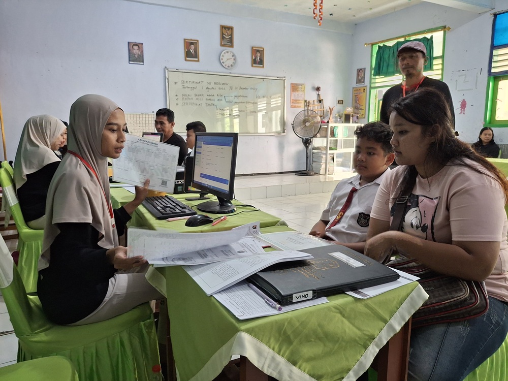 Petugas SPMB SMPN 2 Pare mengecek berkas pendaftar jalur prestasi yang dilampirkan siswa kemarin.