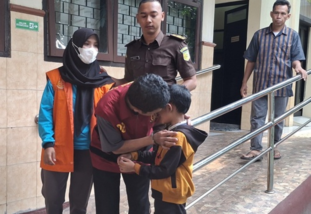 Danang, 31, langsung memeluk MP, 8, putra sulungnya yang datang ke Pengadilan Negeri Kabupaten Kediri kemarin siang.