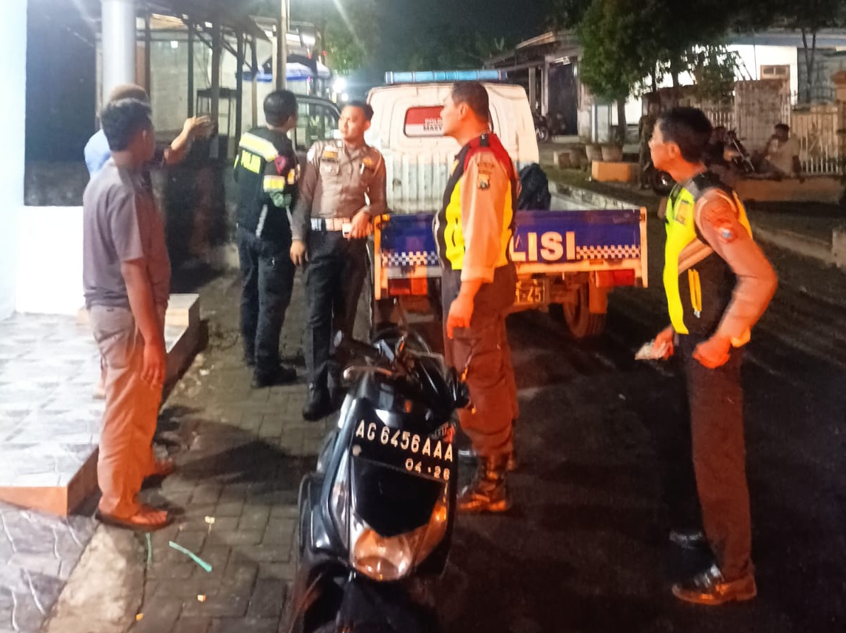 Polisi melakukan olah TKP.