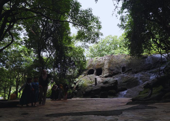 CAGAR BUDAYA: Pengunjung menikmati keindahan di Gua Selomangleng Kota Kediri. Setelah dikonservasi, pemkot akan berlakukan aturan baru.