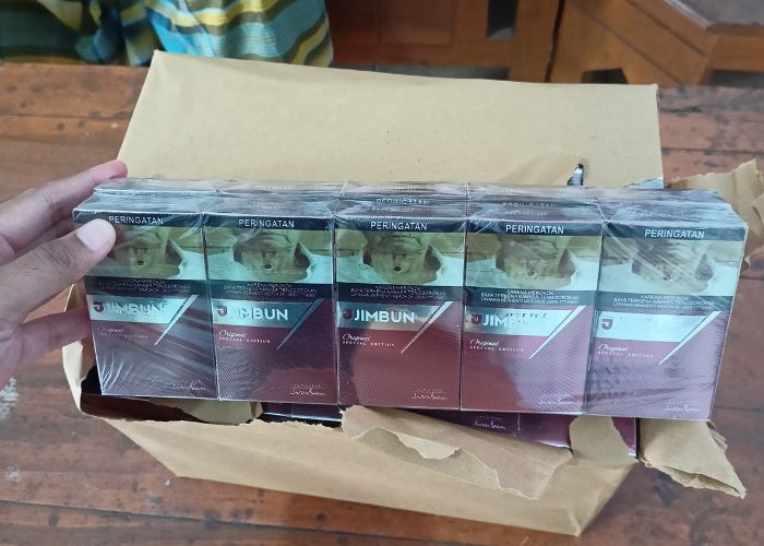 Salah satu rokok yang diamankan petugas gabungan.