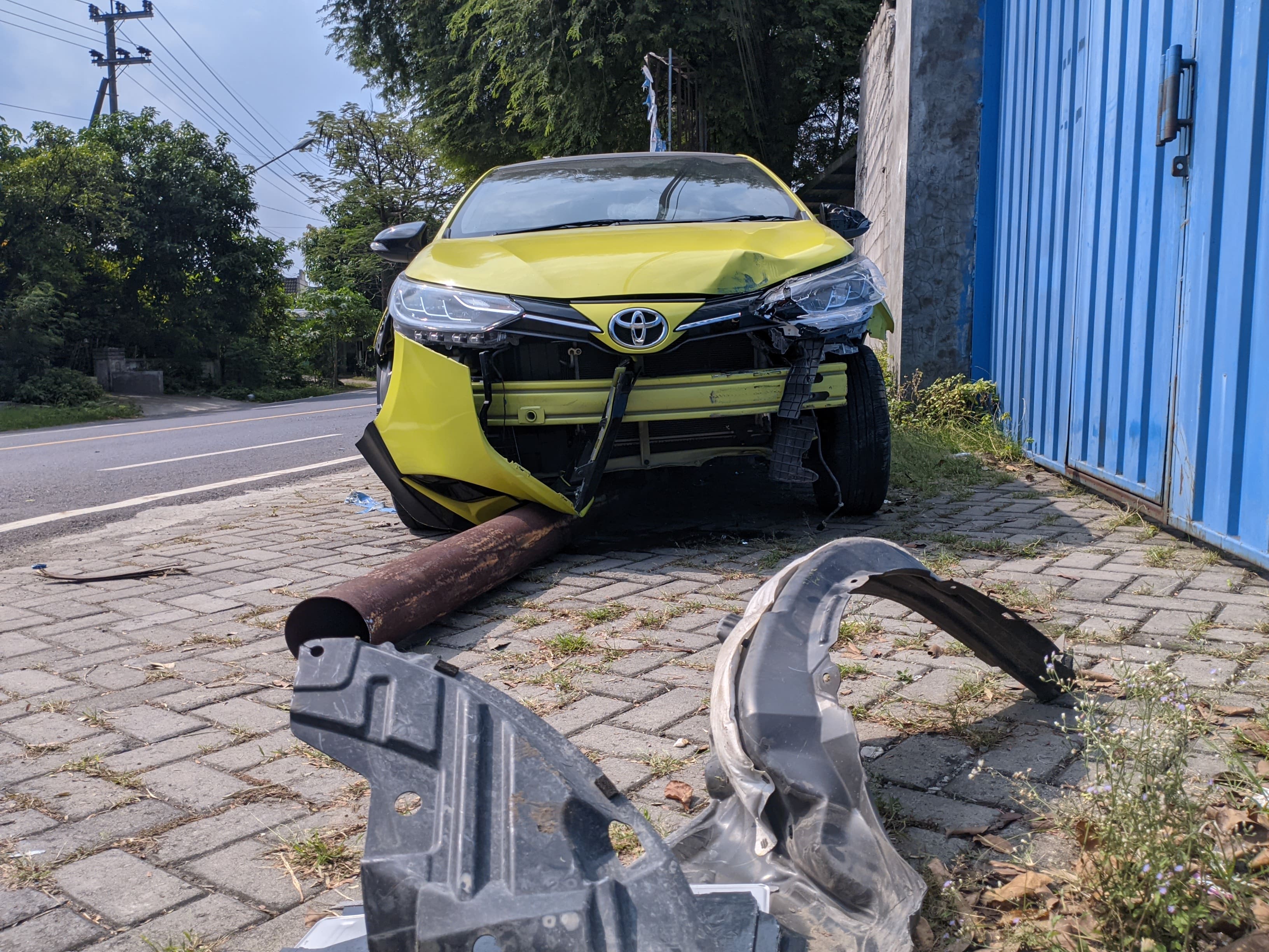Foto : Mobil mengalami kerusakan bagian depan setelah menabrak tiang reklame di Gampengrejo Kediri