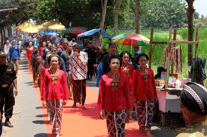 Suroan Petilasan Joyoboyo di Kediri. Deretan weton ini dipercaya akan beruntung saat malam suro.