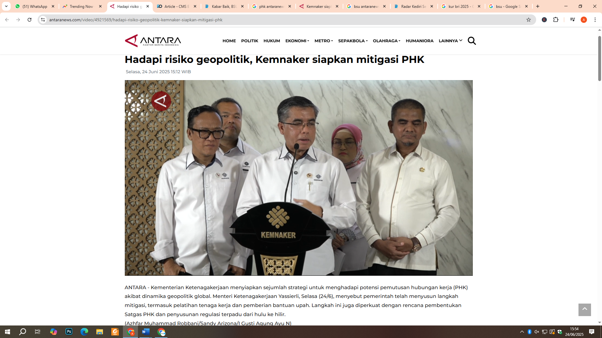 Menteri Ketenagakerjaan (Menaker) Yassierli (tengah), dan Wakil Menteri Ketenagakerjaan (Wamenaker) Immanuel Ebenezer (kiri)