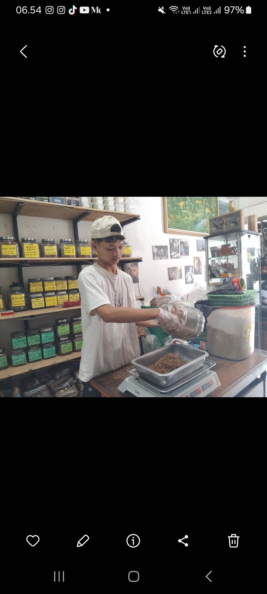 Pegawai toko rokok tingwe