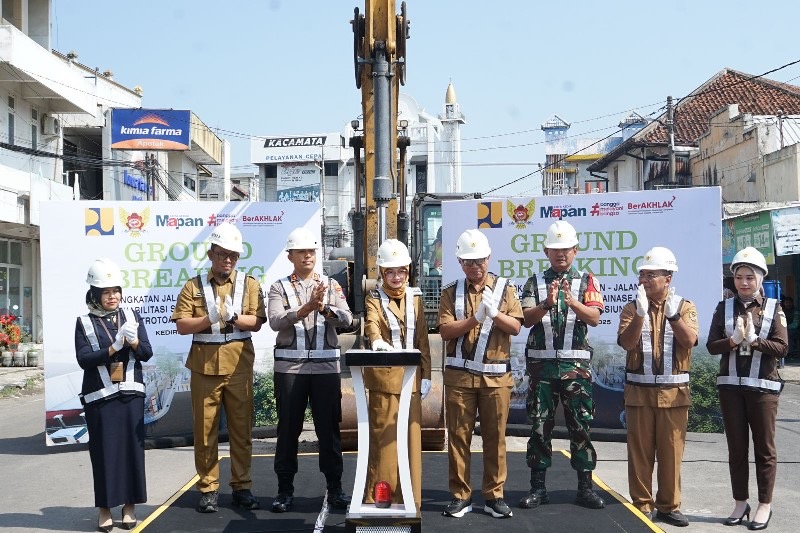 Wali Kota Kediri Vinanda Prameswati (4 dari kiri) dan Wawali Qowimudin (4 dari kanan) saat melakukan groundbreaking pembangunan Jl Stasiun bersama para pejabat forkopimda.