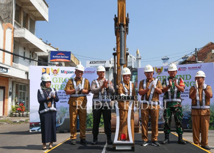 PEMBUKAAN: Wali Kota Vinanda menekan sirine tanda dimulainya proyek.