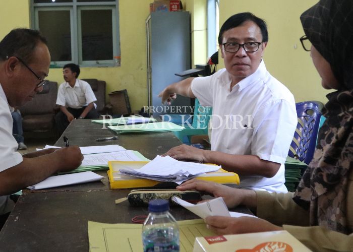 PROYEK NASIONAL: Tim pembebasan lahan tol Kediri-Tulungagung berdiskusi tentang sisa tanah milik warga terdampak.