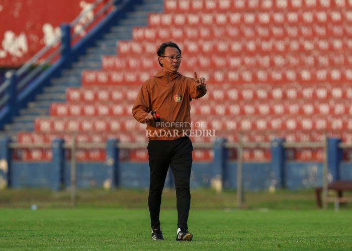 Pelatih baru Persik asal Malaysia, Ong Kim Swee saat memimpin latihan perdana tim di Stadion Brawijaya, Senin (23/6) kemarin.
