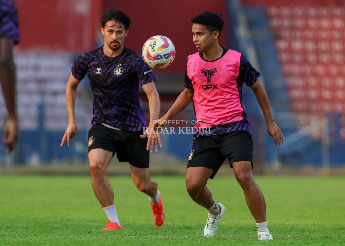 Pemain baru Persik, Gavin Kwan dan Irkham Mila berebut bola saat mengikuti latihan perdana di Stadion Brawijaya, Senin (23/6) kemarin.