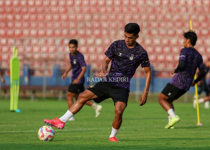 Pemain baru Persik, Wigi Pratama saat mengikuti latihan perdana di Stadion Brawijaya, Senin (23/6) kemarin.