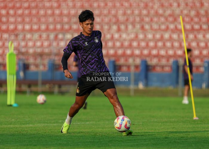 Pemain baru Persik, Yandi Sofyan saat mengikuti latihan perdana di Stadion Brawijaya, Senin (23/6) kemarin.