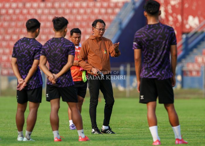 Pelatih baru Persik asal Malaysia, Ong Kim Swee saat memimpin latihan perdana tim di Stadion Brawijaya, Senin (23/6) kemarin.