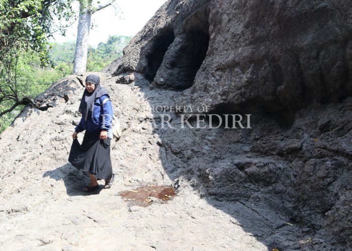 BERSEJARAH: Seorang pengunjung saat berada di depan Gua Selomangleng.