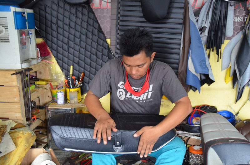 Jok sepeda motor kostum tidak hanya membuat indah kendaraan, namun juga nyaman pengendara.