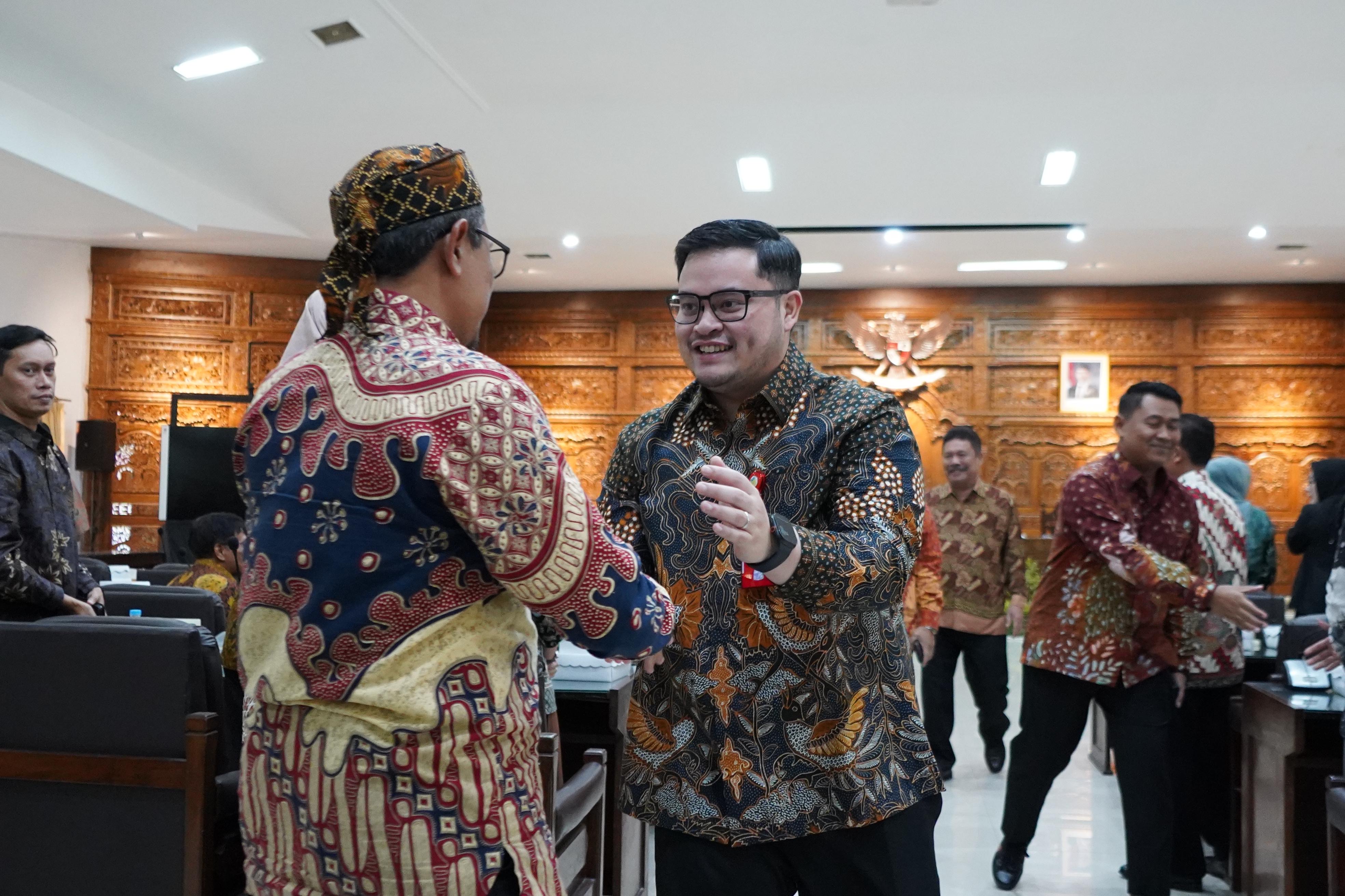 Bupati Kediri Hanindhito Himawan Pramana menyapa anggota DPRD saat mengikuti rapat paripurna di Graha Sabha Canda Bhirawa pada Kamis (19/6) lalu.