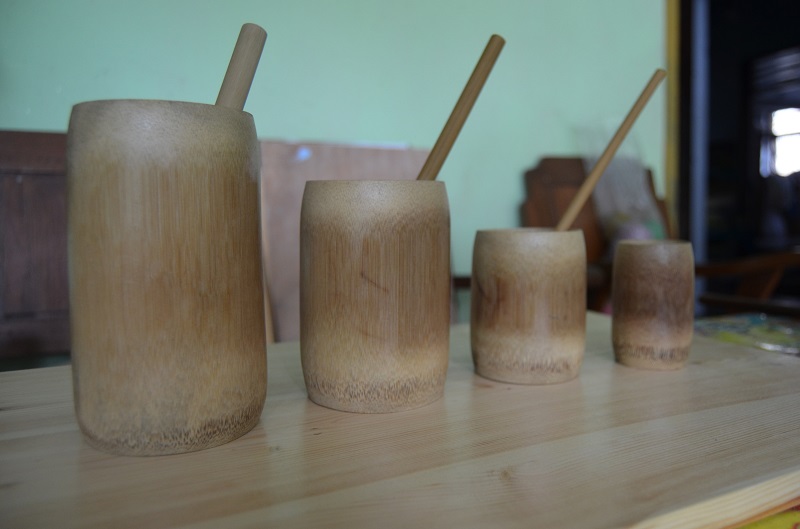 Gelas dan sedotan yang terbuat dari bambu