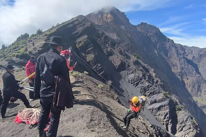 Balai Taman Nasional Gunung Rinjani (TNGR) resmi menutup sementara jalur pendakian menuju puncak sejak 24 Juni 2025 untuk pencarian Juliana.