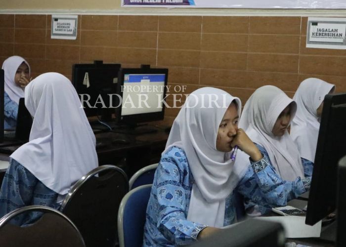 KONSENTRASI: Siswa ikut OSN mengerjakan soal ujian di komputernya.