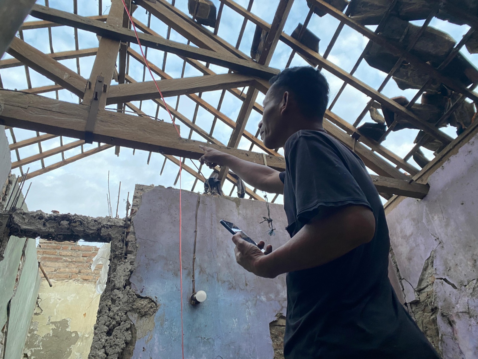 Genteng sebuah rumah di Semampir beterbangan karena ledakan