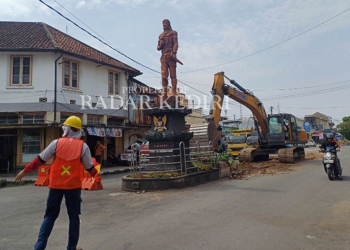 WAJAH BARU: Pekerja mengatur lalu lintas kendaraan motor yang masuk ke stasiun.