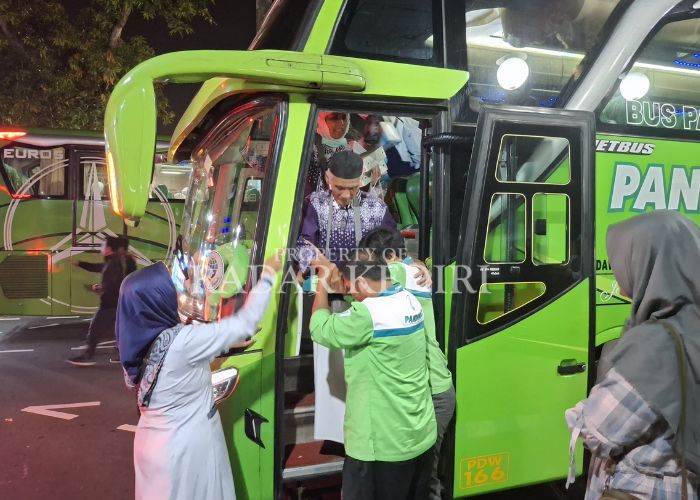 TIBA DENGAN SELAMAT: Jemaah haji asal Kabupaten Kediri saat dijemput keluarganya.