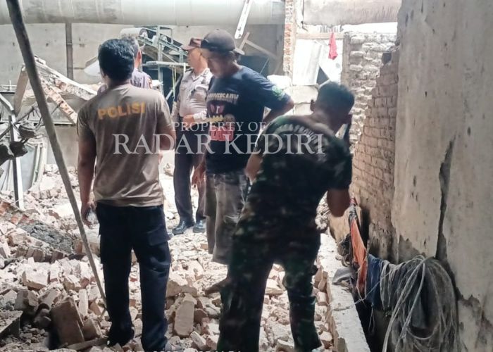 BIKIN GEMPAR: Warga dan aparat keamanan mendatangi lokasi kejadian.