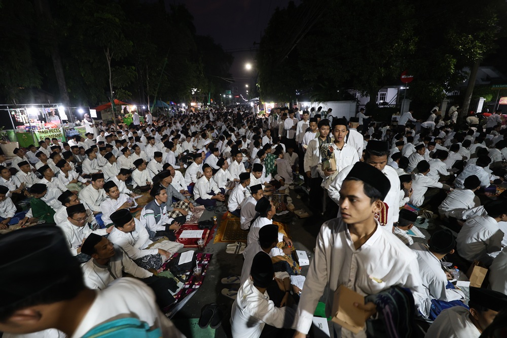 Ribuan santri saat acara doa awal Muharram di Balai Kota Kediri Kamis malam (26/6)