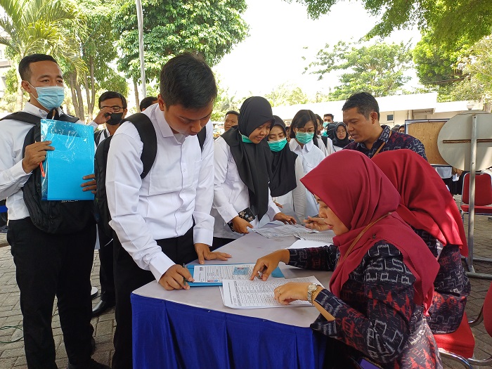Para honorer saat tes PPPK di SLG Kediri tahun 2023. Mulai tahun 2025 informasinya PPPK akan mendapat hak yang sama seperti ASN.