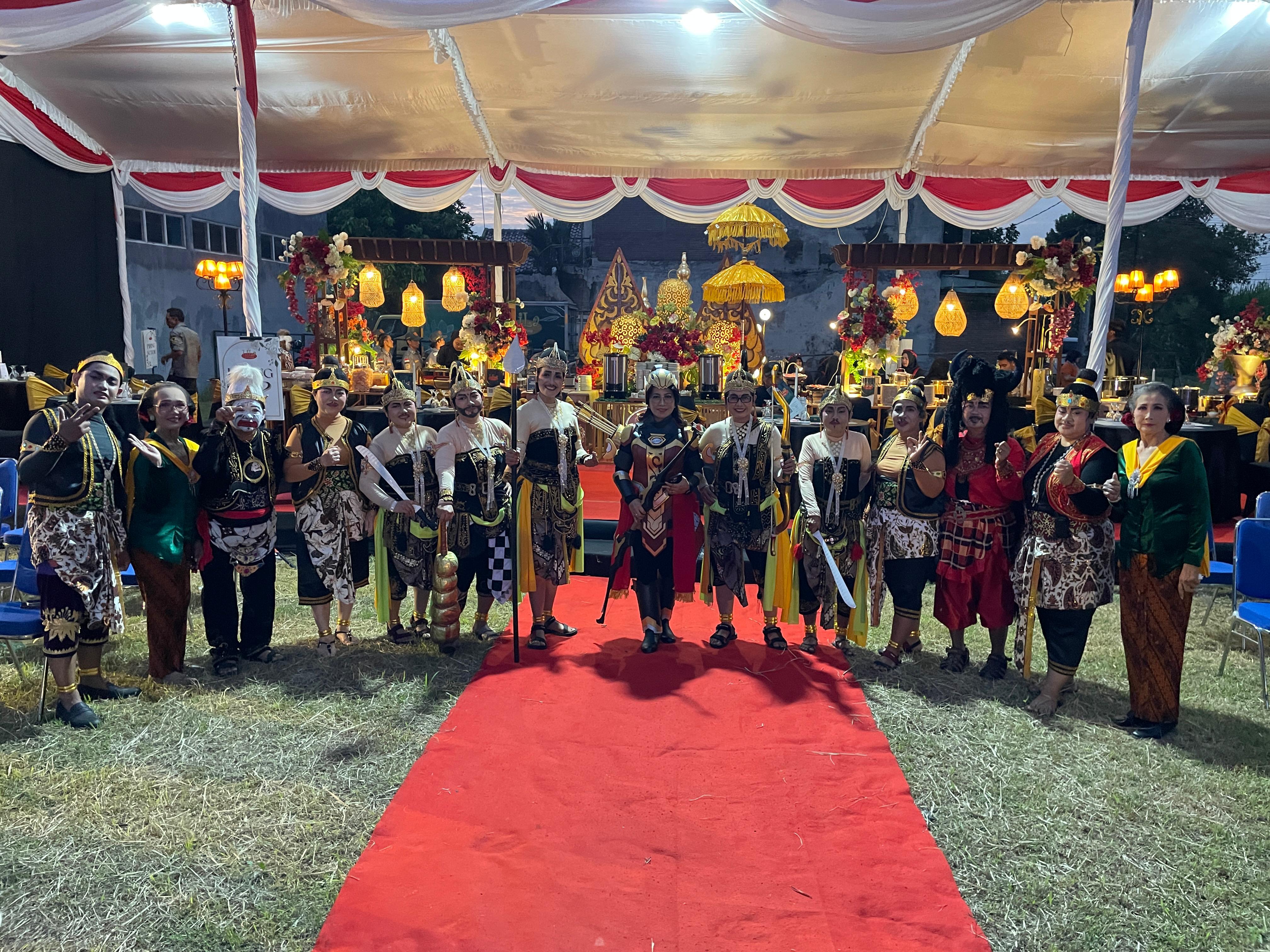 Dr Jesicha (tengah) bersama tim Eklesia Kediri Foundation dan aktivis anti narkotika mengenalkan bahaya narkoba lewat seni dan budaya.