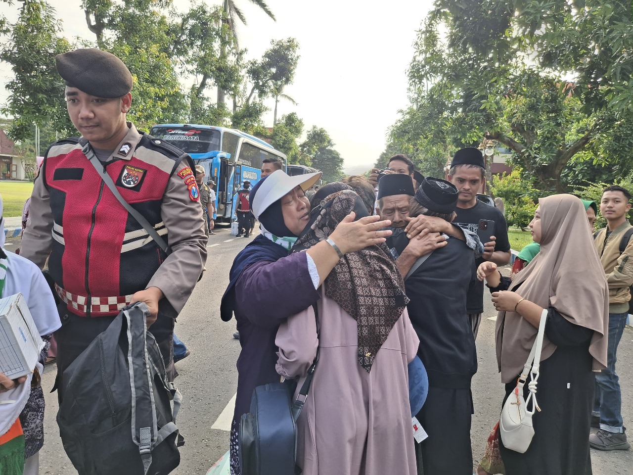 Kerabat langsung berpelukan dengan jemaah haji yang kemarin siang tiba di halaman Pemkab Kediri.