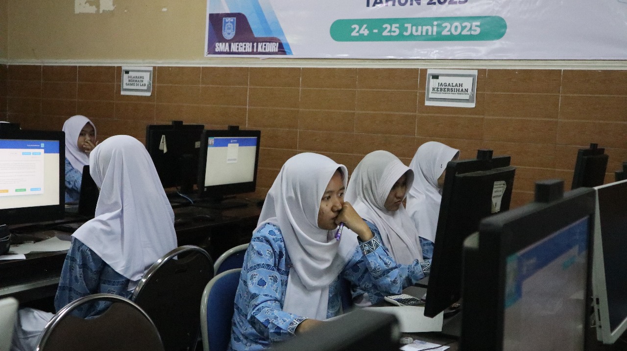 Siswa SMAN 1 Kota Kediri mengerjakan soal Olimpiade Sains Nasional Tingkat Kabupaten/Kota (OSN-K) hari kedua (25/6).