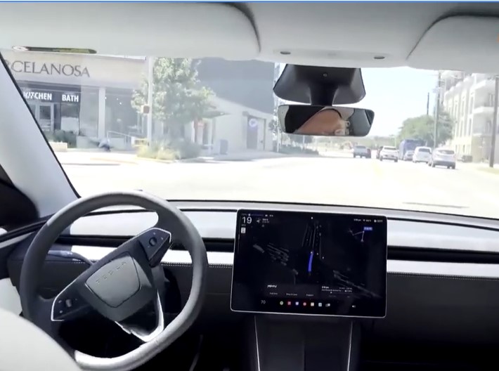 Tesla Robotaxi yang mengalami masalah pada uji coba hari pertama di Austin, Texas