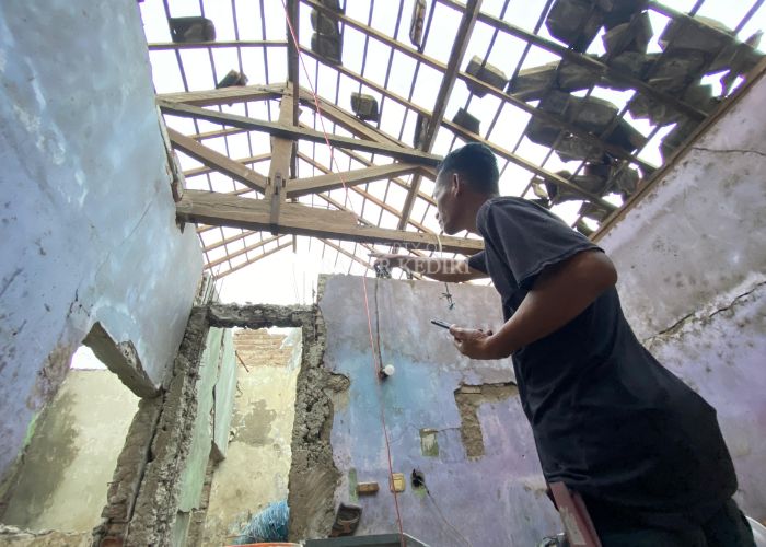Kondisi rumah Kusni di Kelurahan Semampir usai mengalami ledakan.