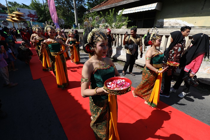 Banyak larangan yang diyakini oleh masyarakat Jawa agar selamat dan mendapat berkah.