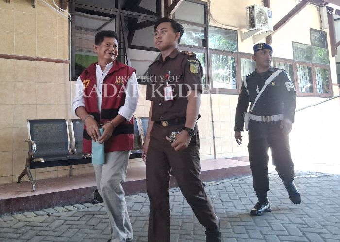 SIAP SIDANG: Eks Kades Jambean Hari Amin dikawal petugas kejaksaan.