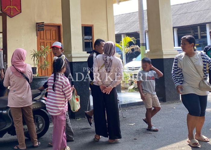 LAPOR POLISI: Para korban copet saat berada di Polsek Kota.