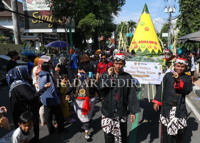 TAHUN BARU ISLAM: Warga Kota Kediri berkerumun menyaksikan arak-arakan tumpeng.