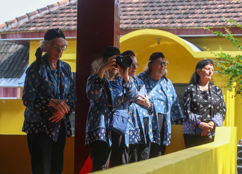 Sebagian dari belasan warga  Prancis yang menyaksikan ritual kirab 1 Sura di Menang, Pagu, Kediri.